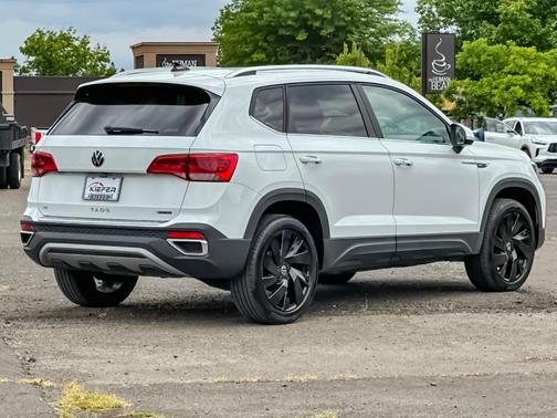 Pure White 2024 Volkswagen Taos 1.5T SE