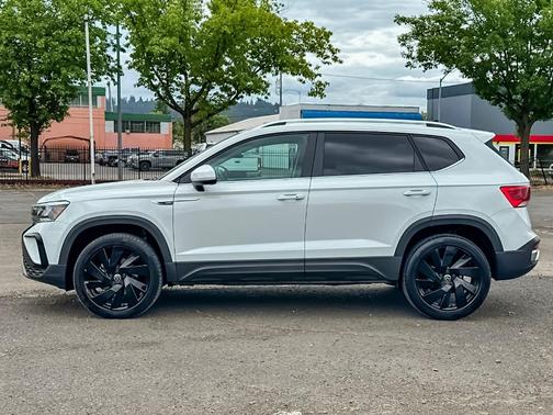 Pure White 2024 Volkswagen Taos 1.5T SE