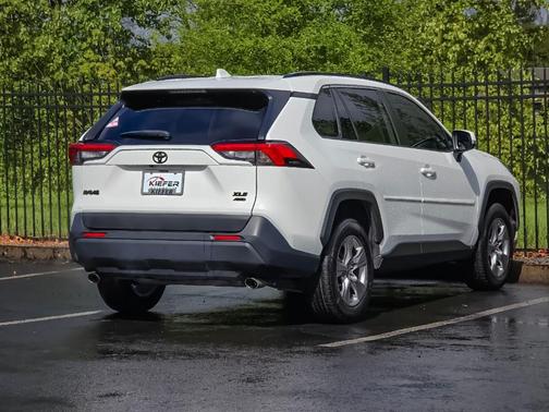 Ice 2023 Toyota RAV4 XLE