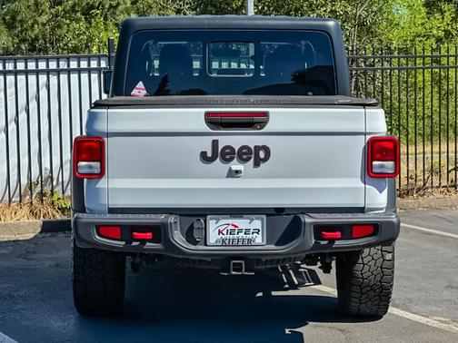 Bright White Clearcoat 2022 Jeep Gladiator Rubicon