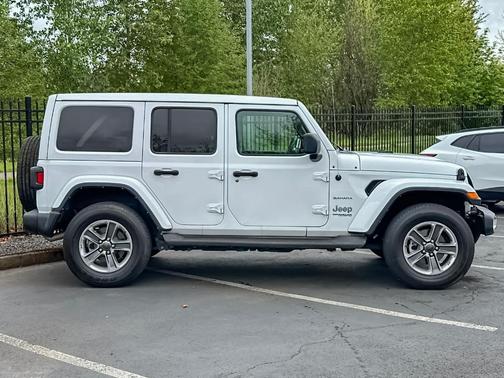 Bright White Clearcoat 2022 Jeep Wrangler Unlimited Sahara