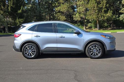 2022 Ford Escape PHEV Titanium