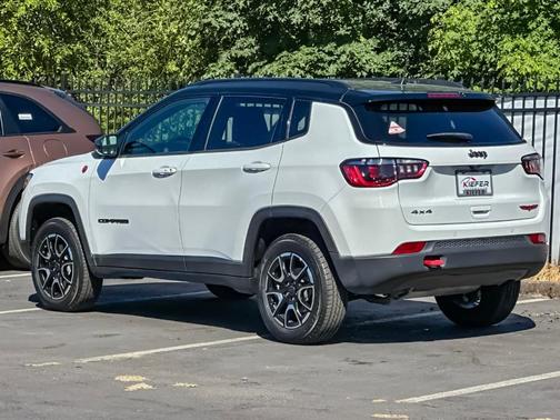 Bright White Clearcoat 2025 Jeep Compass Trailhawk