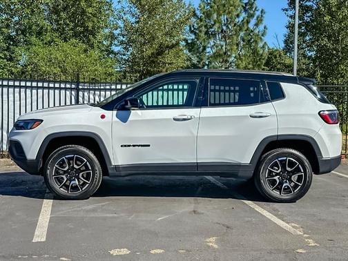 Bright White Clearcoat 2025 Jeep Compass Trailhawk