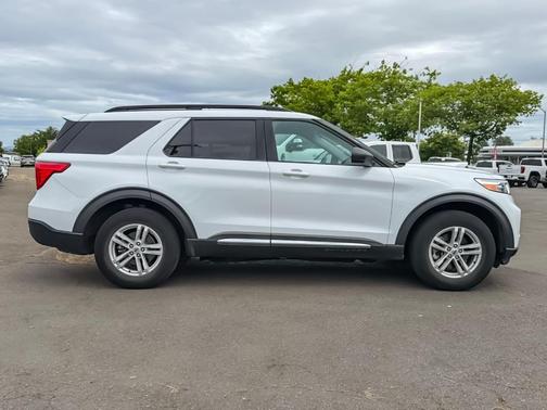 Oxford White 2021 Ford Explorer XLT