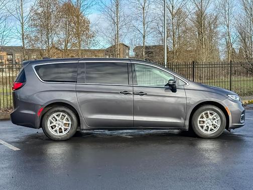 2023 Chrysler Pacifica Touring-L