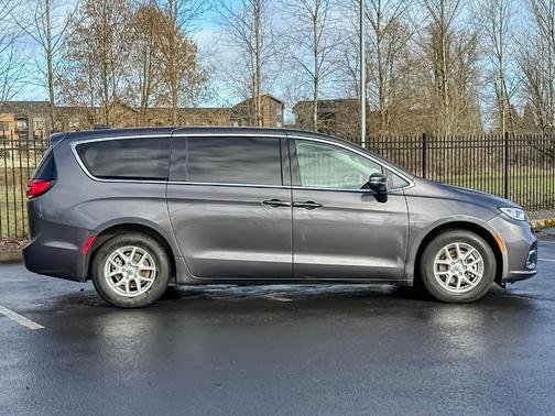 2023 Chrysler Pacifica Touring-L
