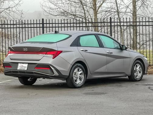 2024 Hyundai ELANTRA SE