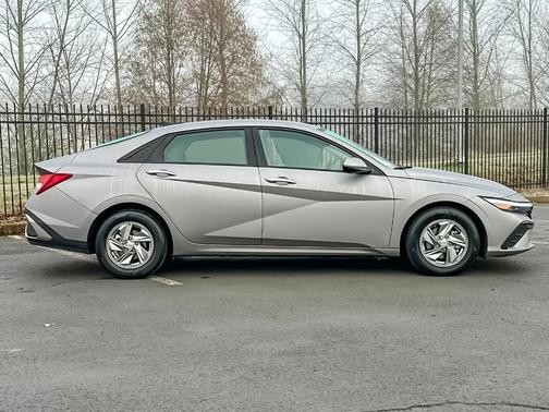 2024 Hyundai ELANTRA SE
