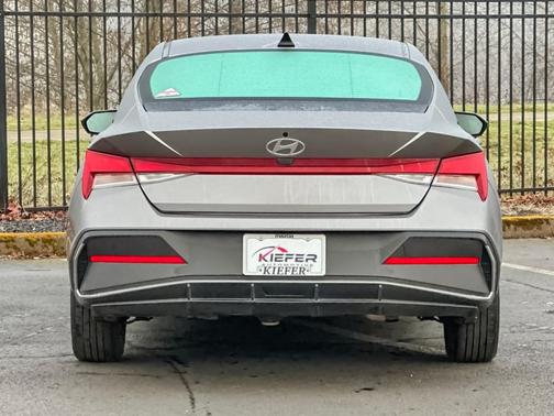 2024 Hyundai ELANTRA SE