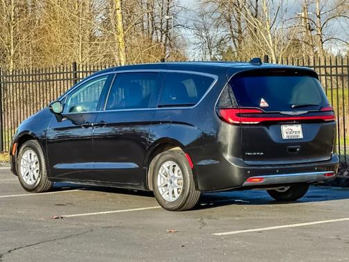 2023 Chrysler Pacifica Touring-L