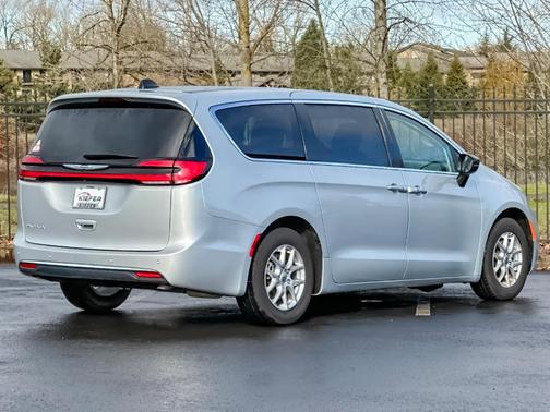 2024 Chrysler Pacifica Touring-L