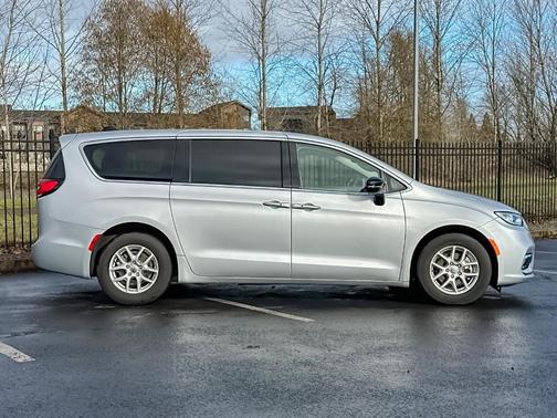 2024 Chrysler Pacifica Touring-L