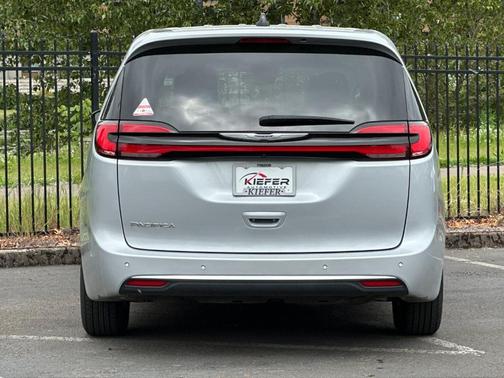 Silver Mist Clearcoat 2024 Chrysler Pacifica Touring-L