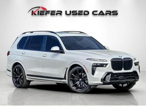 Mineral White Metallic 2024 BMW X7 xDrive40i