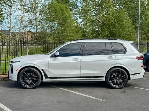 Mineral White Metallic 2024 BMW X7 xDrive40i