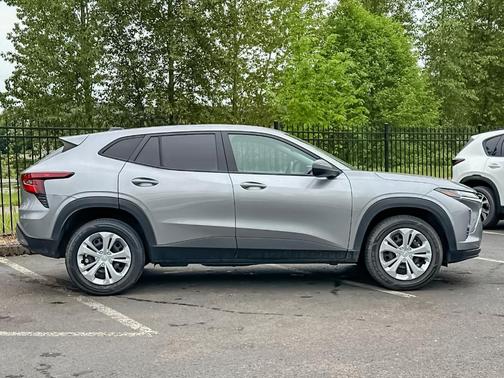 Sterling Gray Metallic 2024 Chevrolet Trax LS