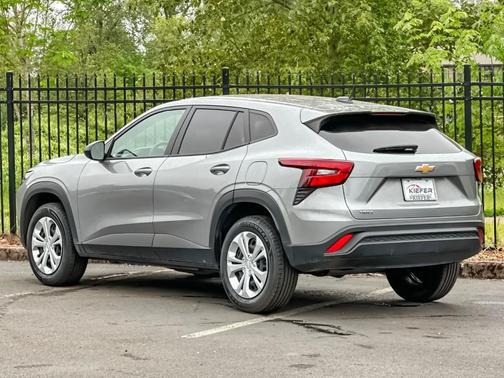 Sterling Gray Metallic 2024 Chevrolet Trax LS