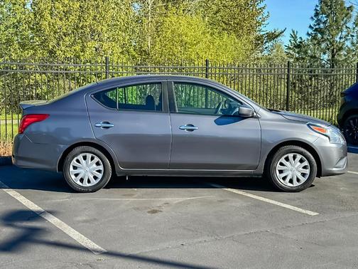 Gun Metallic 2017 Nissan Versa 1.6 SV