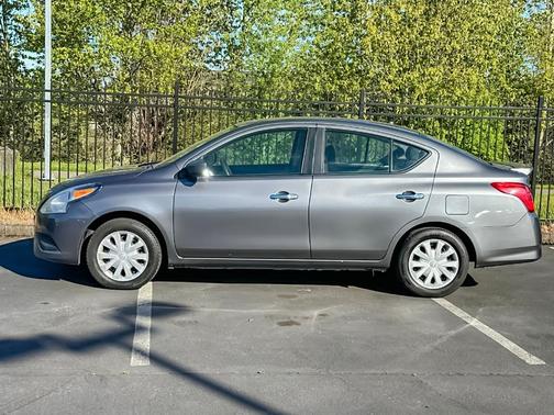 Gun Metallic 2017 Nissan Versa 1.6 SV