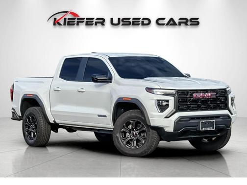 Summit White 2025 GMC Canyon Elevation