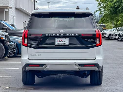 Oxford White 2025 Ford Expedition Platinum
