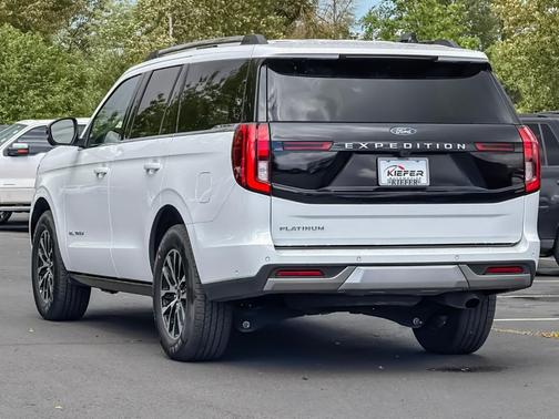 Oxford White 2025 Ford Expedition Platinum