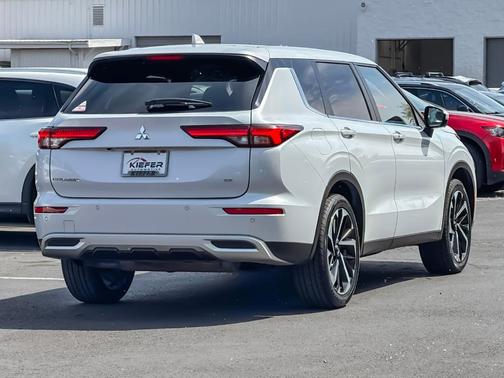 Black 2024 Mitsubishi Outlander SE