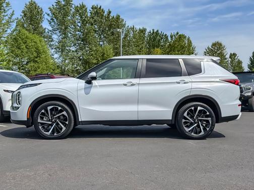 Black 2024 Mitsubishi Outlander SE
