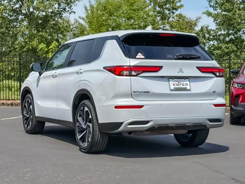 White Diamond 2024 Mitsubishi Outlander SE