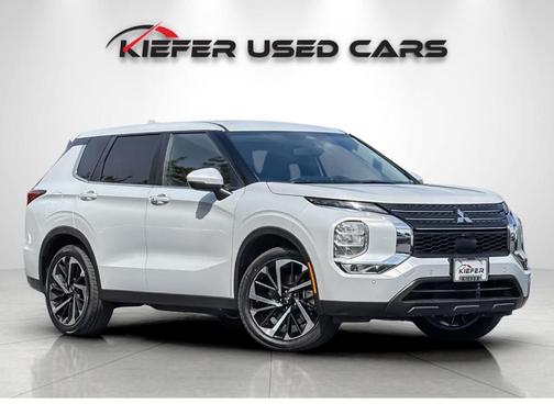 White Diamond 2024 Mitsubishi Outlander SE