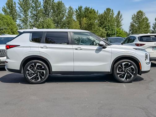 Black 2024 Mitsubishi Outlander SE