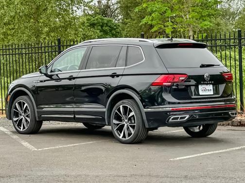 Deep Black Pearl Effect 2022 Volkswagen Tiguan 2.0T SEL R-Line