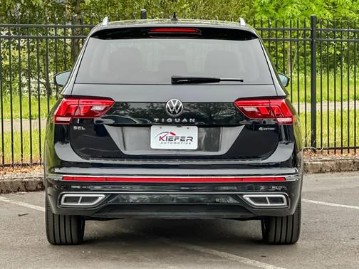 Deep Black Pearl Effect 2022 Volkswagen Tiguan 2.0T SEL R-Line