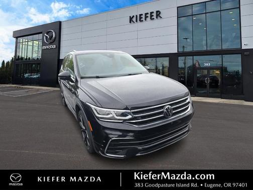 Deep Black Pearl Effect 2022 Volkswagen Tiguan 2.0T SEL R-Line