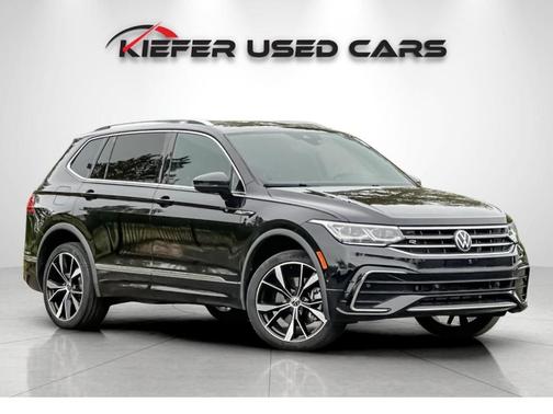 Deep Black Pearl Effect 2022 Volkswagen Tiguan 2.0T SEL R-Line