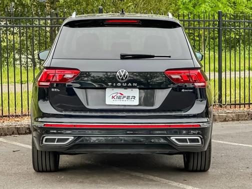 Deep Black Pearl Effect 2022 Volkswagen Tiguan 2.0T SEL R-Line
