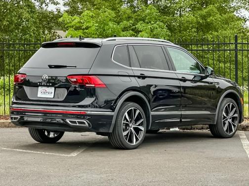 Deep Black Pearl Effect 2022 Volkswagen Tiguan 2.0T SEL R-Line