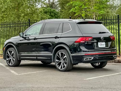Deep Black Pearl Effect 2022 Volkswagen Tiguan 2.0T SEL R-Line