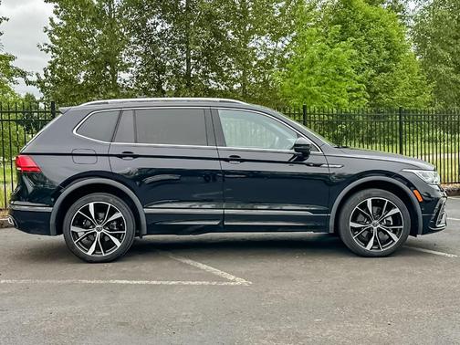 Deep Black Pearl Effect 2022 Volkswagen Tiguan 2.0T SEL R-Line