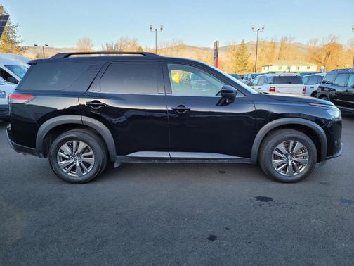Black 2024 Nissan Pathfinder SV
