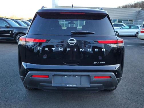 Black 2024 Nissan Pathfinder SV