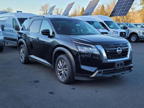 Black 2024 Nissan Pathfinder SV