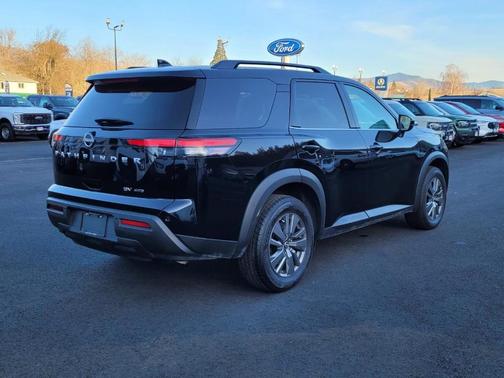 Black 2024 Nissan Pathfinder SV