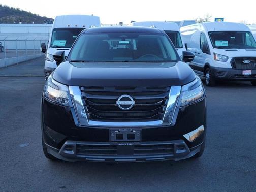 Black 2024 Nissan Pathfinder SV