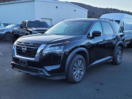 Black 2024 Nissan Pathfinder SV