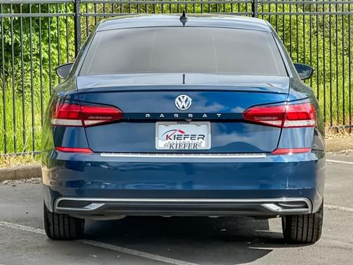 Tourmaline Blue Metallic 2022 Volkswagen Passat 2.0T SE