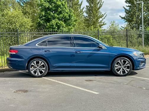 Tourmaline Blue Metallic 2022 Volkswagen Passat 2.0T SE
