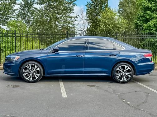 Tourmaline Blue Metallic 2022 Volkswagen Passat 2.0T SE