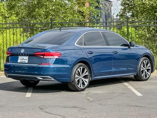 Tourmaline Blue Metallic 2022 Volkswagen Passat 2.0T SE
